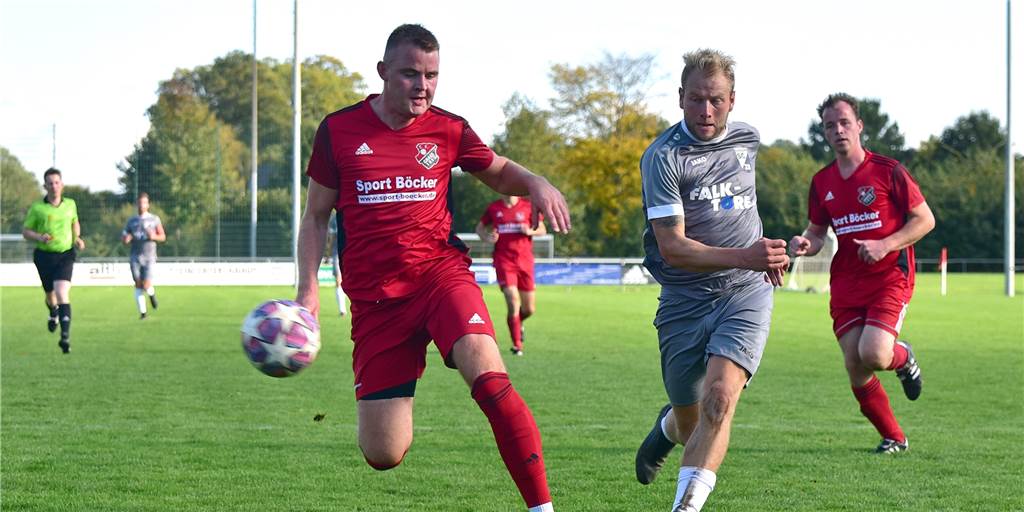 A-Liga-Spitzenreiter SC Südlohn findet in Graes schnell in die Erfolgsspur Markus Schmittmann-Wehning (r.; Südlohn) flankt vors Tor. Michael Bröcker (Graes) kommt einen Schritt zu spät.