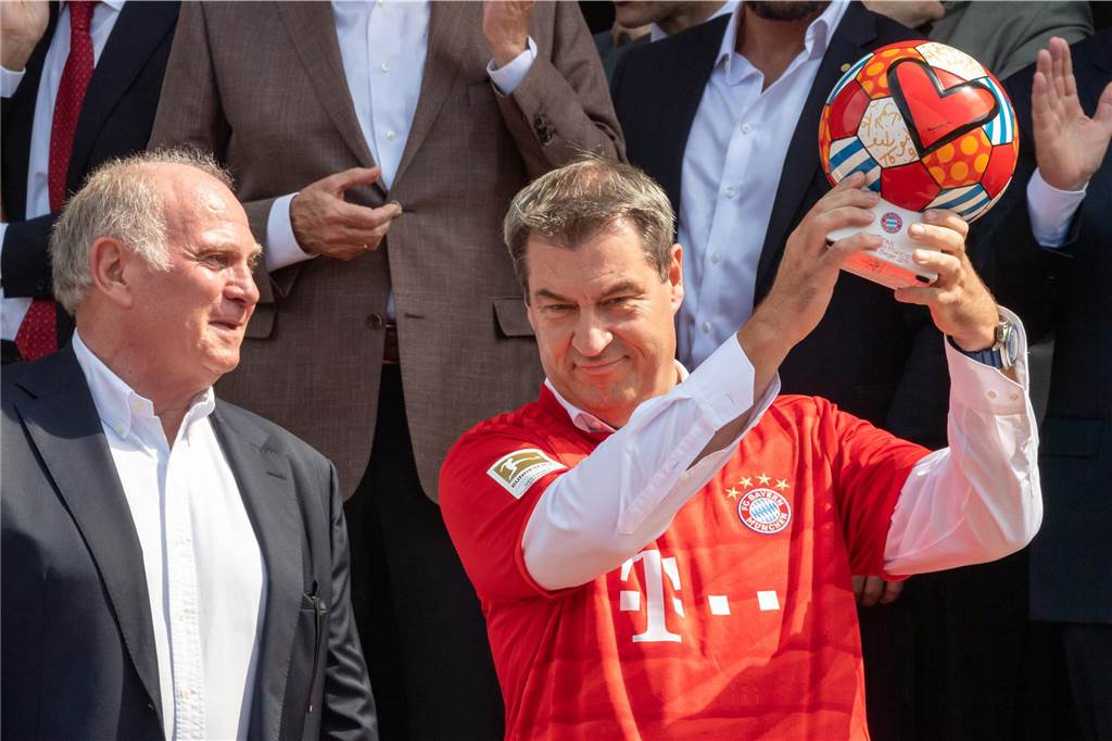 09 Gründe für die BVB-Meisterschaft: Hier trennt sich das Pils vom Weizen Markus Söder reckt einen Fußball in die Höhe.