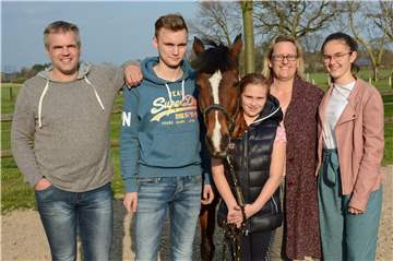 Markus und Tanja Breil mit ihren Kindern Tim, Tia und Maja sowie Familien-Pferd Münter fühlen sich wohl in Altendorf-Ulfkotte und sind hier fest verwurzelt.