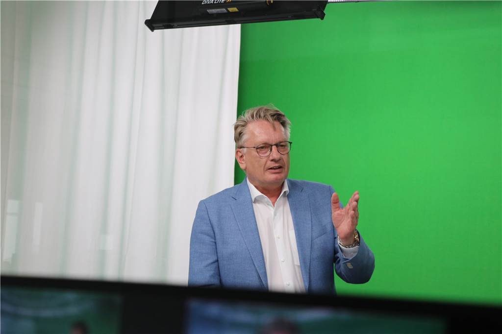 Markus Wagner (AfD) will Grenzkontrollen im Westen und Atomstrom Markus Wagner (AfD) gestikuliert während des Interviews im Studio.