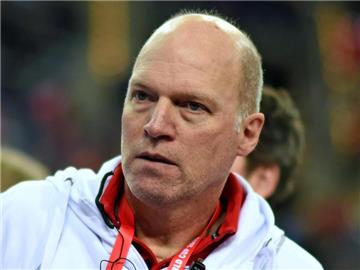 Markus Weise ist beim Spiel nicht mehr ganz so nah dran. Foto: Hendrik Schmidt