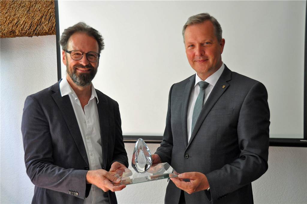 Kulturpreis 2021: Kreative Botschafter weit über Lünens Grenzen hinaus Markus Wengrzik (l.) nimmt den Kulturpreis 2021 der Stadt Lünen aus den Händen von Bürgermeister Jürgen Kleine-Frauns entgegen.