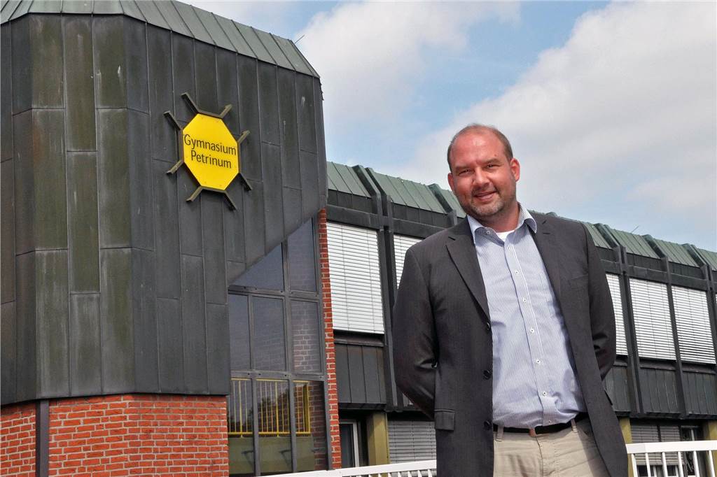 Gymnasium Petrinum bekommt bald eine neue Schulleitung - interne Lösung? Markus Westhoff vor dem Petrinum-Schulgebäude
