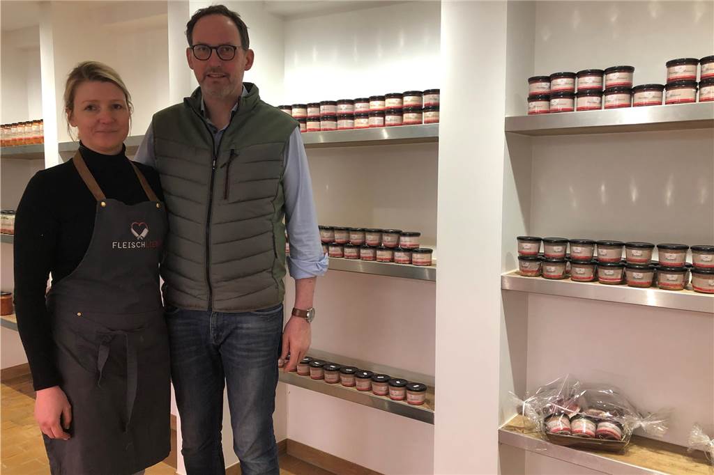 Markus Wiesmann (50) aus Selm erhält plötzlich Krebs-Diagnose Markus Wiesmann und seine Frau Katharina im Geschäft "Fleischliebe"