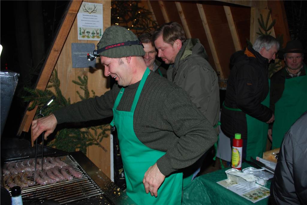 Markus Wolbeck und das Team der Averbecker Jagdfreunde beköstigten mit Wildbratwurst.