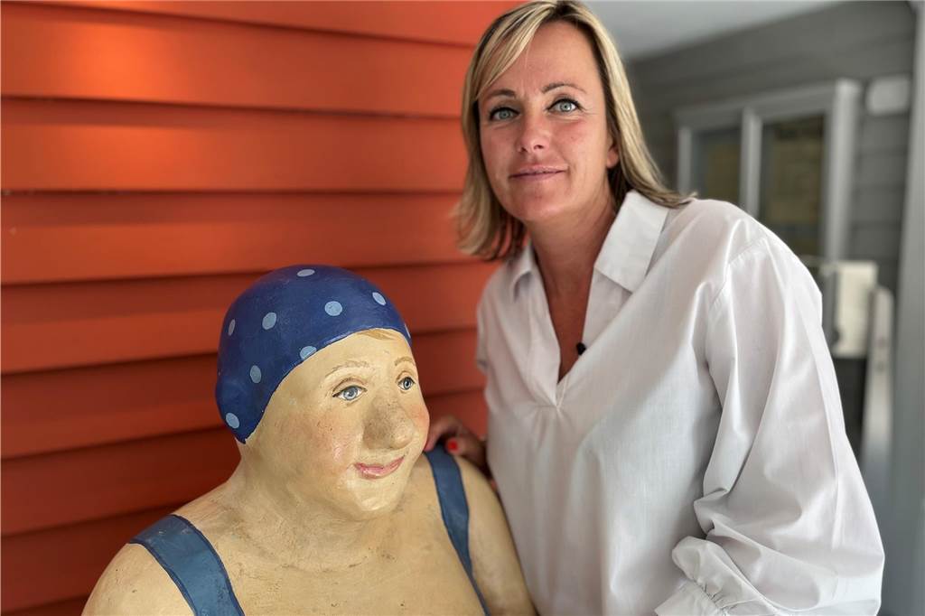 Marlen Kempf mit der Figur einer Badenden in ihrem Parkbad Süd