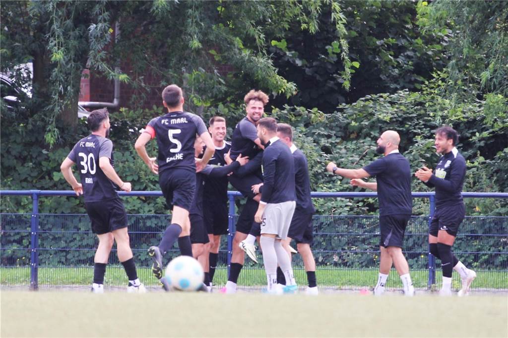 FC Marl und FC Roj verpassen viele Chancen Marler Strahlemann: Dennis Grodzik (M.) lässt sich nach dem 2:0 feiern.