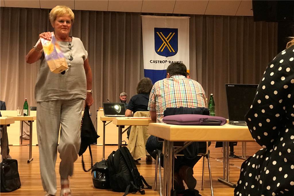 Rats-Geplänkel: Graebers Sekt-Geschenk und sechs Anträge in zwei Minuten Marlies Graeber (CDU) verteilte Geschenke, weil die Gründung einer neuen Gesamtschule fest steht: an Katrin Lasser-Moryson, Beate Kruck und Regina Kleff für die hervorragende Zusammenarbeit. Es war Graebers vorletzte Ratssitzung. Bei der Kommunalwahl im September tritt sie nicht wieder an.