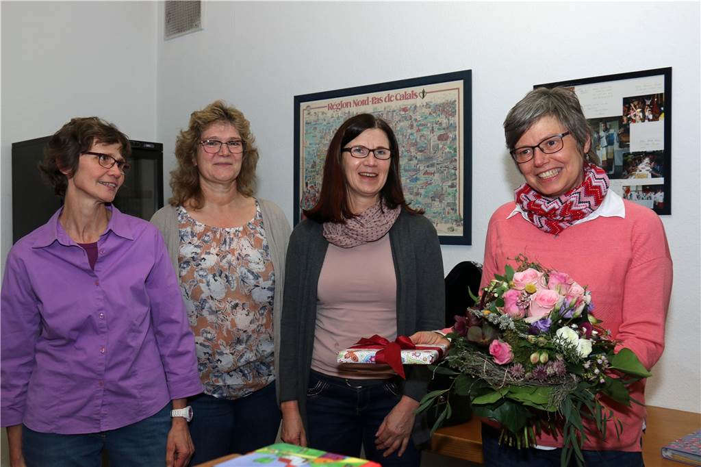 „Ohne meinen Chor bin ich nichts“: Leiterin Marlies Hüsemann ist trotz Preis bescheiden Marlies Hüsemann (l.) wird mit einem Blumenstrauß von den Chormitgliedern überrascht.