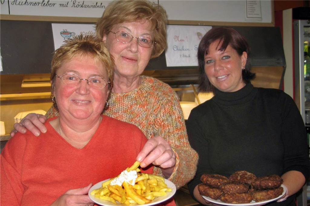 Glückauf-Grill in Dorsten: Insolventer Kult-Imbiss muss schließen Marlies Rosin (Mitte), hier auf einem Archivbild mit ihren Mitarbeiterinnen Wally Schliesing und Sabrina Seidel, eröffnete den Glückauf-Grill im Jahr 1976.