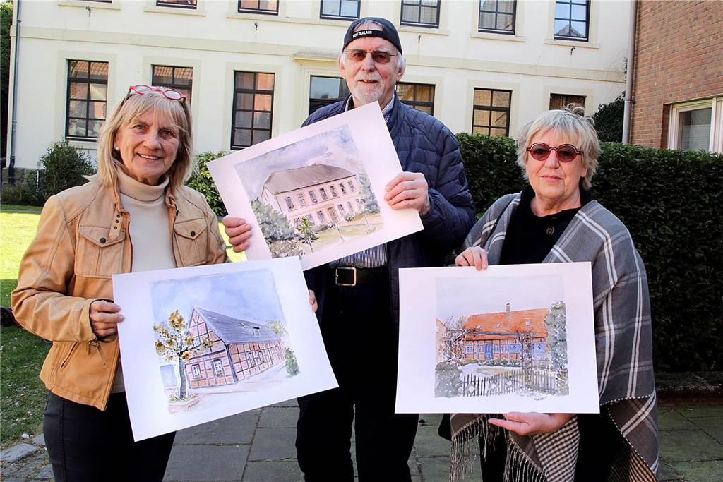 Pfarrhaus und historisches Fachwerk: Kalender 2026 ist in Arbeit Marlies Salewski (Heimatverein Sythen), Manfred und Brigitte Vorholt (v.l.) präsentieren die drei fertig gestellten Kalendermotive für 2026.