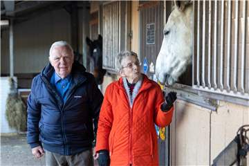 Marlis und Hermann Terhörst am Stall bei ihrem Erfolgspferd Chacalacca T aus eigener Zucht.