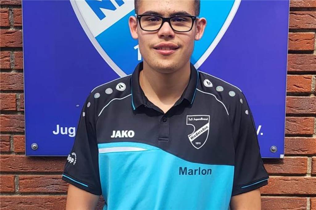 TuS Niederaden stellt wohl überraschend eine A-Jugend Marlon Brannhoff steht vor einer Wand.