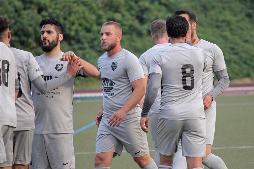 Kreisliga-Kapitän: „Ich glaube nicht, dass wir im Dezember wieder Fußball spielen“ Marlon Klawitter (Mitte) führt als Kapitän Eintracht Ickern aufs Feld.