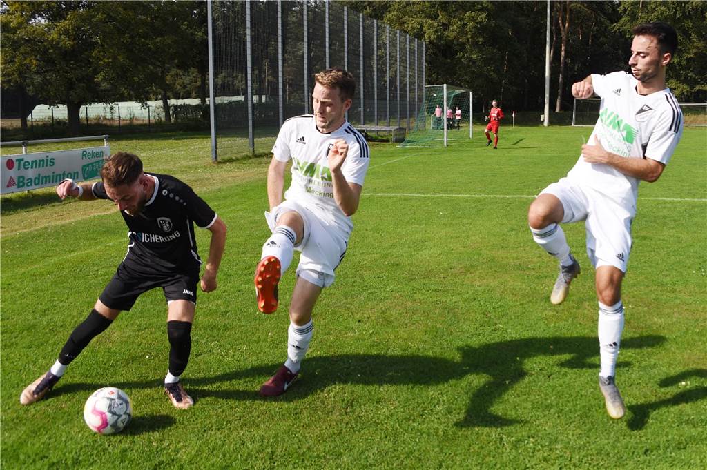 Die nächste Niederlage für den Aufsteiger: FC Marl II verliert deutlich beim SV Lippramsdorf Marls Serkan Kalayci (l.) gegen Nico Wessels und Giacomo Lopez Fernandez, die die ersten drei Tore beim 5:0-Sieg des SV Lippramsdorf schossen.
