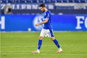 Marschiert frustriert vom Platz - danach sprudelten die deutlichen Worte nur so aus ihm heraus: Schalkes Stürmer Mark Uth.