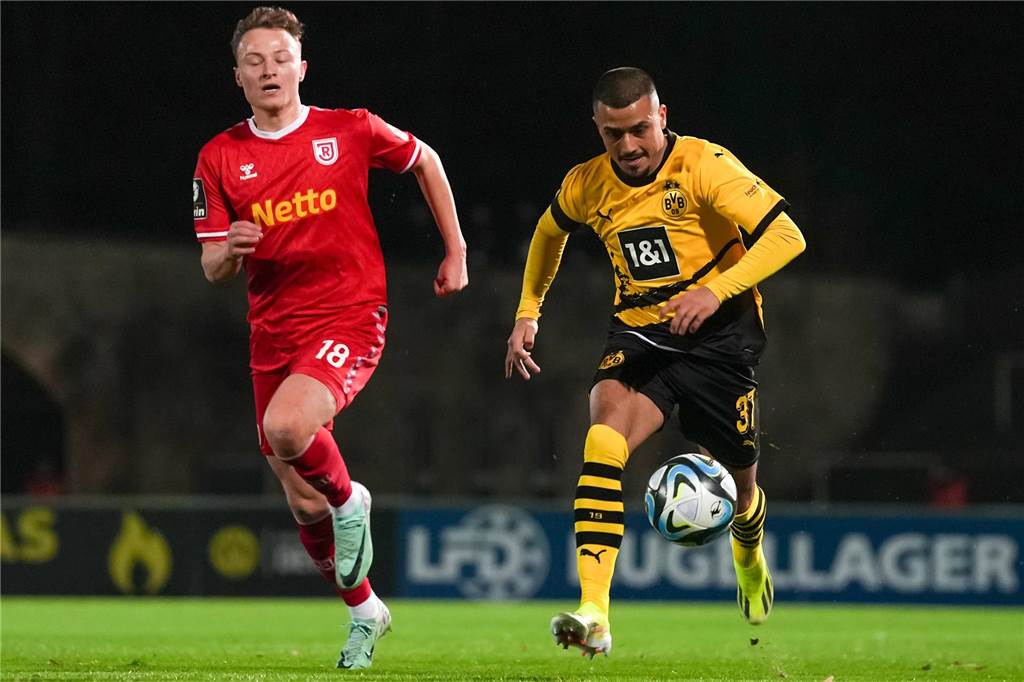 BVB-Youngster Semic widerlegt Skeptiker : „Bei Lion hat es noch rechtzeitig Klick gemacht“ Lion Semic führt den Ball.