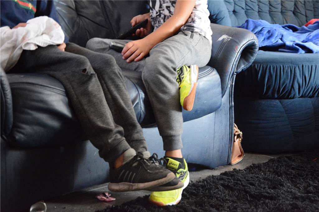 Familie geht über alles, Platz spielt keine Rolle: Aus dem Leben von Zuwanderern Martas Söhne (9, 11) schauen gemeinsam Fernsehen in einem der Kinderzimmer.