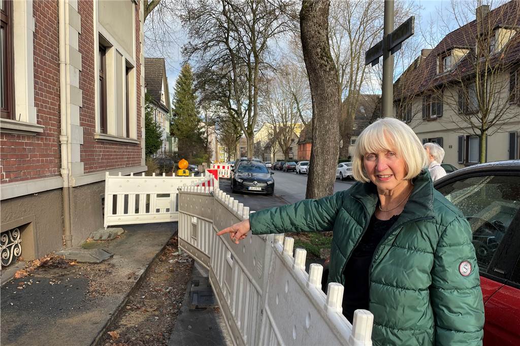 Martha Gallen zeigt den Dreck an der Overhoffstraße, der aufgrund der Baustelle entstanden ist.