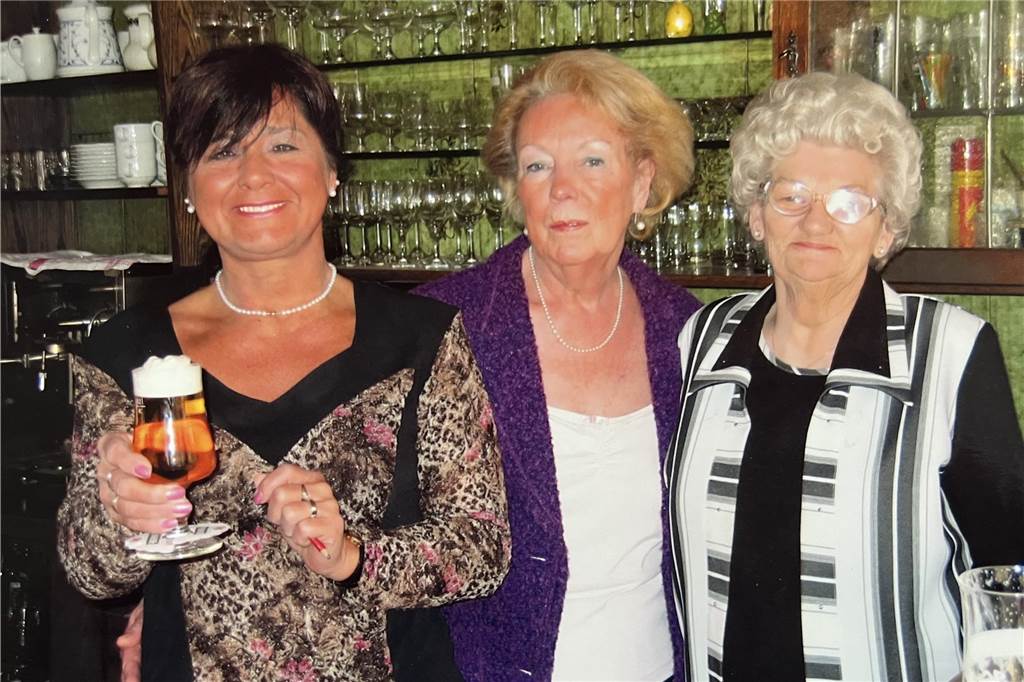 Drei Frauen an einer Theke 