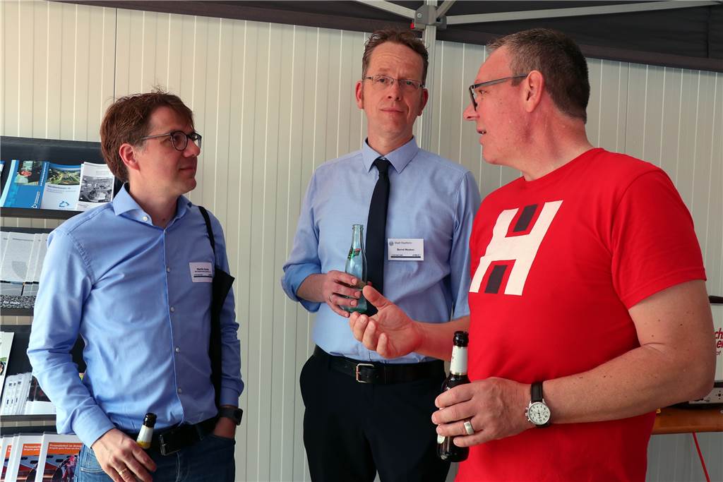 Stadtlohner Gewerbetag kann in vierte Auflage gehen, wenn es nach den Veranstaltern geht Martin Auras (l.) und Bernd Mesken (Mitte) waren als Duo vom Veranstalterteam gemeinsam auf dem Gewerbetag unterwegs und sprachen mit den Ausstellern und Besuchern.