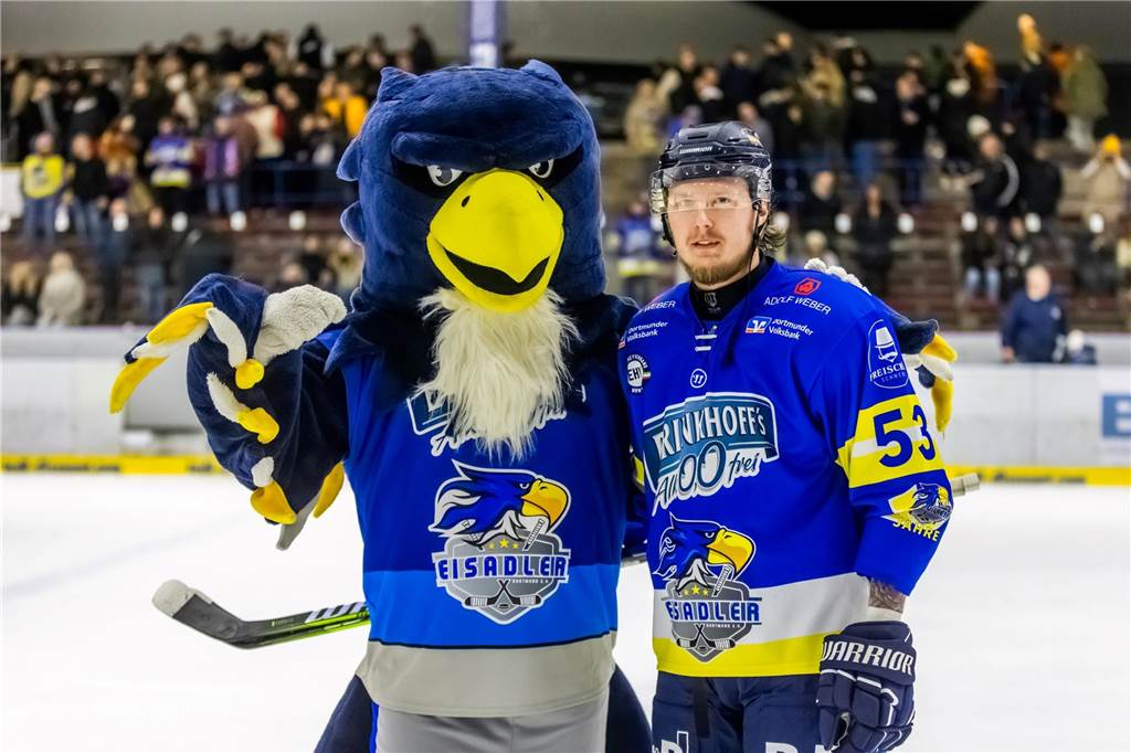 Wichtige Stütze bleibt den Eisadlern treu: In der neuen Saison gibt es ein anderen Spielplan Martin Benes mit EAD Maskottchen Horst.