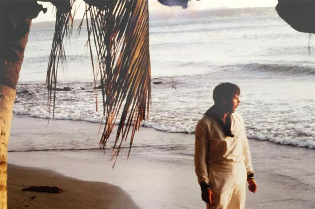 Gastronom aus Leidenschaft: Martin Bienhüls jetzt in Diensten der Dehoga Martin Bienhüls genießt 1986 als Steward in der Offiziersmesse der Fregatte Köln eine Pause am Strand von Maracaibo in Venezuela.