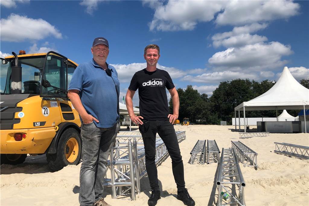 Gastronom aus Leidenschaft: Martin Bienhüls jetzt in Diensten der Dehoga Martin Bienhüls (l.) und Hendrik Kemper bei den Vorbereitungen für den jüngsten Dogdeball Beach Cup, den sie beide im Jahr 2007 gemeinsam aus der Taufe gehoben haben.