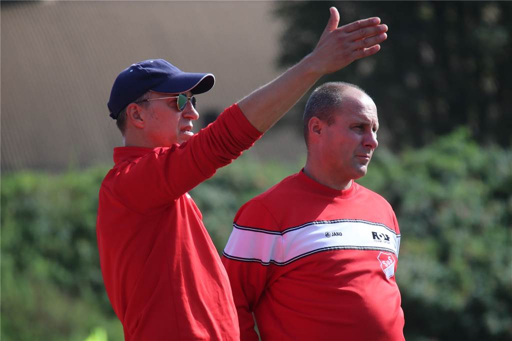Dariusz Wosz hat das Glück, dass er Hilfe aus Castrop-Rauxel bekommt Martin Broll (l) unterstützte im Merklinder Spiel bei der SG Castrop letztlich Dietmar Gaida an der Seitenlinie.