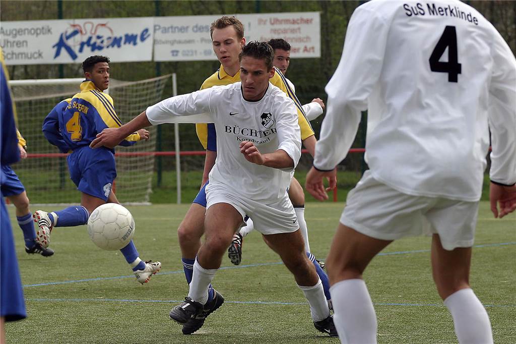 Martin Broll wollte 2004 Markus Krawietz (weißes Triikot, am Ball) an den Zweitligisten Wuppertaler SV  vermitteln. 