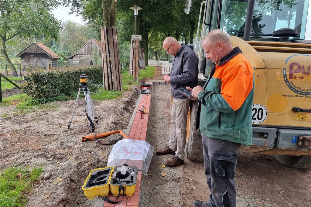 Wut über Endausbau: Zwei Anlieger sollen fast 40.000 Euro zahlen Zwei Männer stehen in einer Baustelle