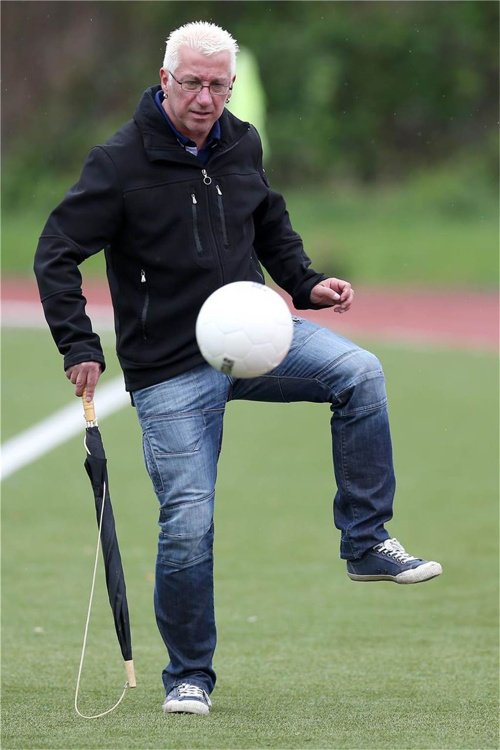 VfB Habinghorst steigt vor 800 Zuschauern in die Bezirksliga auf: Weg zum Klubheim war Blau und Weiß Martin Eßmann, Trainer des VfB Habinghorst.