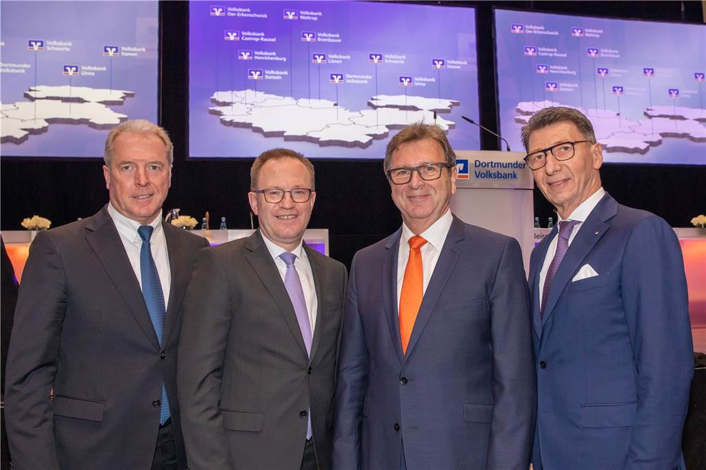 Eine große Volksbank für die Region um Dortmund: Weitere Fusionen im Blick Martin Eul (v.l.), Ludger Suttmeyer, Harald Lamprecht, und Ulrich Leitermann freuen sich über die beschlossene Fusion der Dortmunder Volksbank und der Volksbank Waltrop.