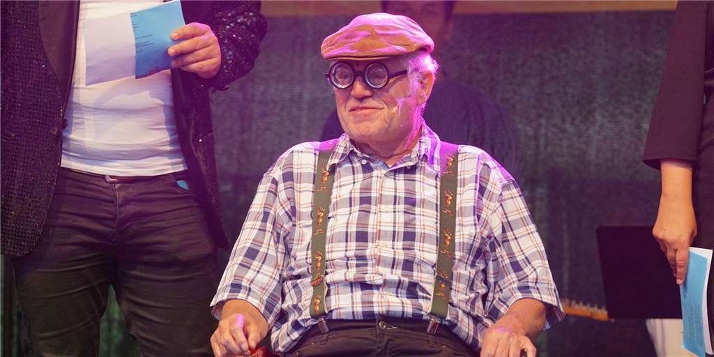 Viele Fotos: So lief der zweite Geierabend 2022 bei Tante Amanda Martin F. Risse alias Joachim Schlendersack feiert auf der Bühne im Biergarten von Tante Amanda seinen Abschied.