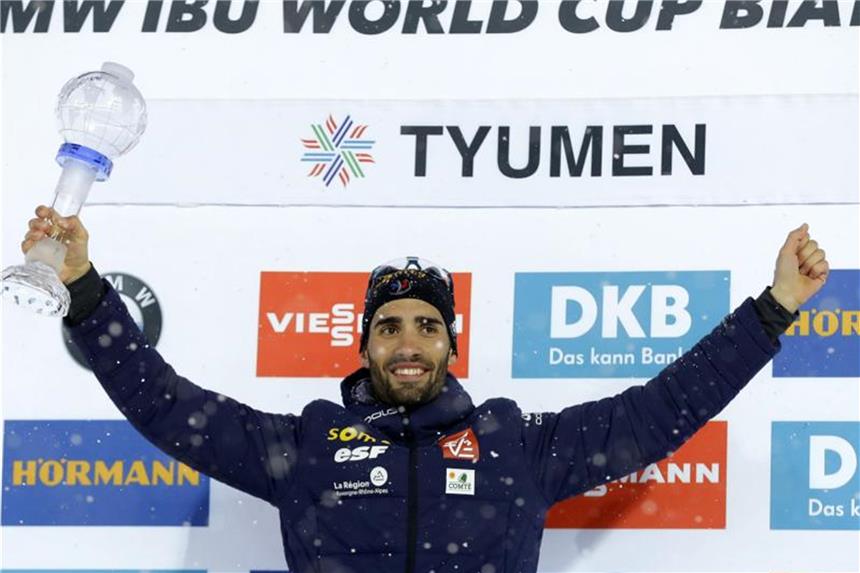 Meister aller Klassen: Fourcade schreibt Biathlon-Geschichte Martin Fourcade aus Frankreich hält die Kristallkugel für den Sieg in der Weltcup-Gesamtwertung. Foto: Sergei Grits/AP