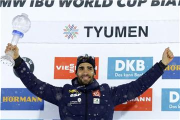 Martin Fourcade aus Frankreich hält die Kristallkugel für den Sieg in der Weltcup-Gesamtwertung. Foto: Sergei Grits/AP