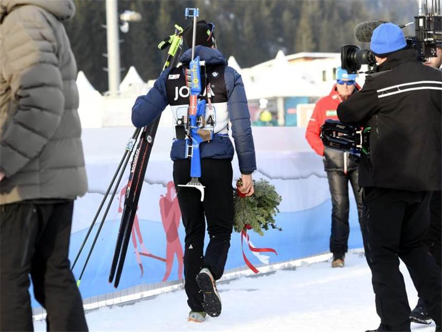 Deutsche Mixed-Staffel gewinnt Gold bei Biathlon-WM Martin Fourcade verlässt die Flower Ceremony des Mixed-Staffel-Wettbewerbs. Foto: Heikki Saukkomaa