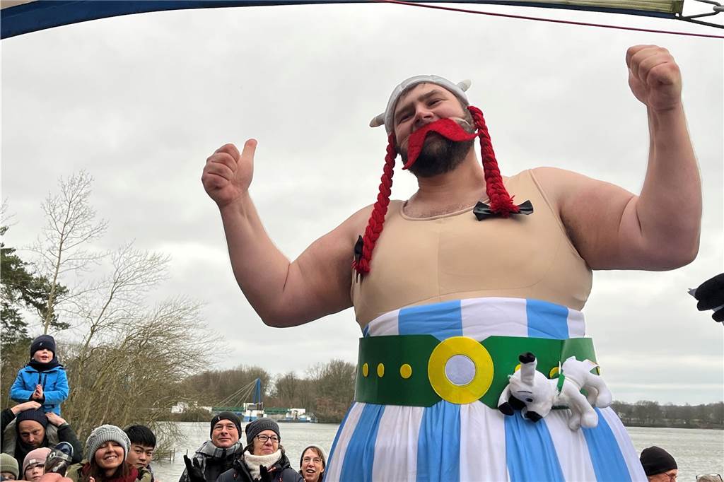 Neuer Rekord beim Neujahrsschwimmen: „Das ist einfach gigantisch!“ Martin Friedrich steht als Obelix auf der Bühne.