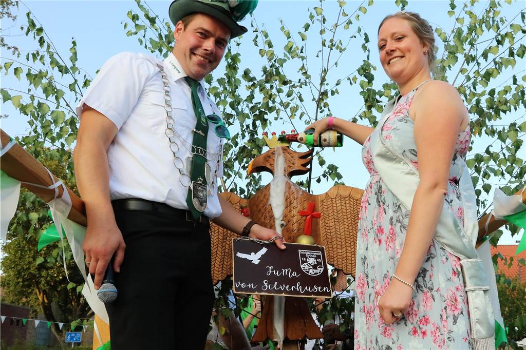 Das letzte Schützenfest des Jahres: Sythener Schützen feiern vier Tage Schützen-Königspaar tauft Vogel.