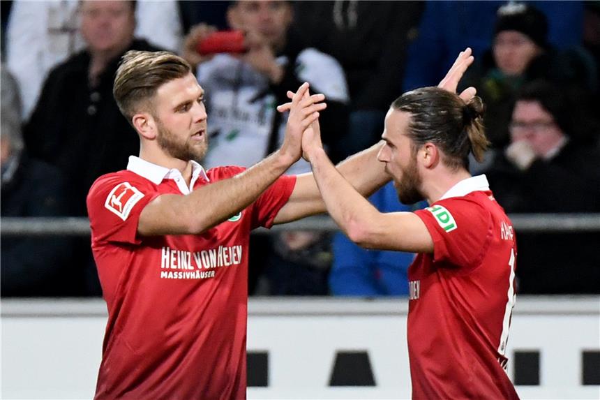 Klassenerhalt nach 2:1 gegen Bremen zum Greifan nah Martin Harnik (r.) bejubelt sein Tor zum 1:0 gemeinsam mit Niclas Füllkrug.