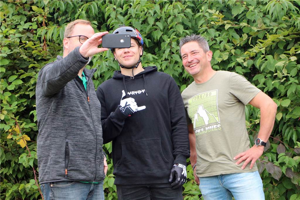 Tipps und Tricks vom Profi: Marc Diekmann nimmt junge Biker mit über die Rampen Martin Helfenstein (r.), einer der "Macher" hinter dem Bikepark, ließ sich natürlich die Chance zu einem Erinnerungsfoto nicht nehmen.
