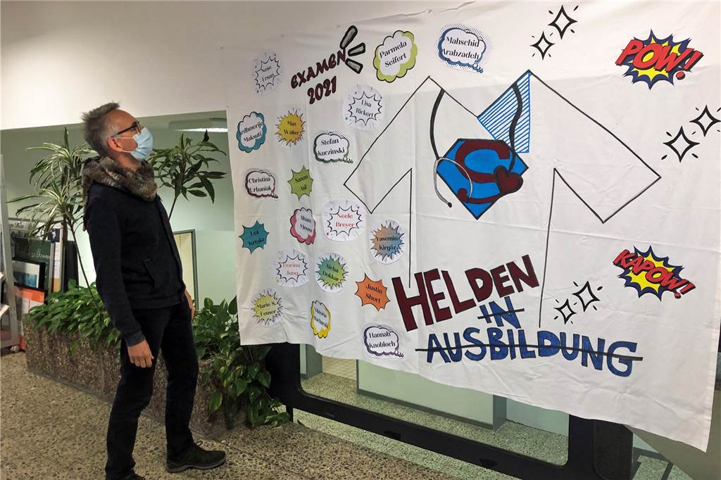 Pflegefachschule meldet starke Nachfrage: Schüler sind „Helden in Ausbildung“ Martin Hückelheim in der Pflegefachschule. Für die Schüler, die jetzt ihre Prüfung machen, wurde das Transparent aufgehängt. Sie sind "Helden".
