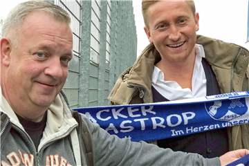 Martin Janicki (r), Vorsitzender des SV Wacker Obercastrop, hier mit Jörg Wunsch, dem ehemaligen  Sportlichen Leiter des FC Frohlinde, lebt derzeit mehr denn je das Familiäre in seinem Club vor.