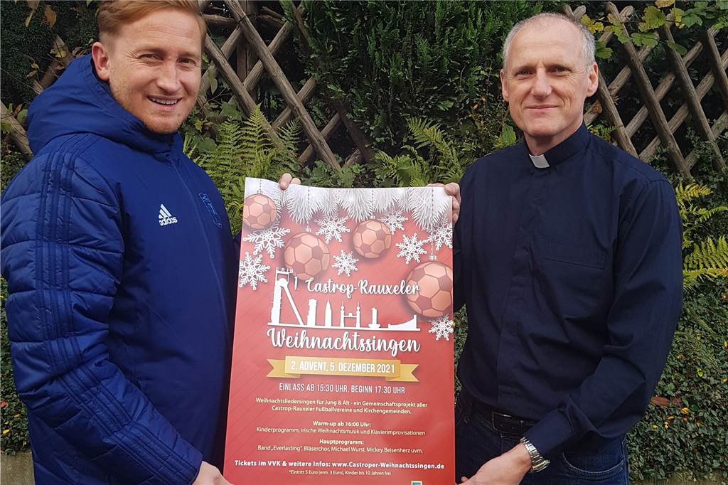 1. Castroper Weihnachtssingen: Fußballstadion wird Chor-Gelände Martin Janicki vom SV Wacker und Pfarrer Michael Trockel freuen sich auf das Weihnachtssingen am 5. Dezember in der Erin-Kampfbahn.