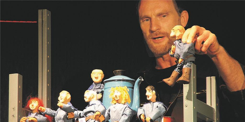 Figuren erzählen Geschichten: Kindertheater aus ganz Deutschland kommen nach Schwerte Martin Karl spielt das Kindertheaterstück „Bei der Feuerwehr wird der Kaffee kalt“
