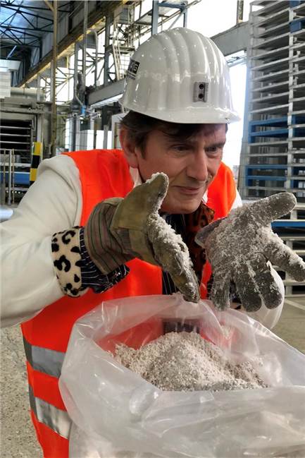 Schiff Ahoi!: Kabarettist Martin Kaysh erkundet den Dortmunder Hafen Martin Kaysh mit Handschuhen und Arbeitshelm