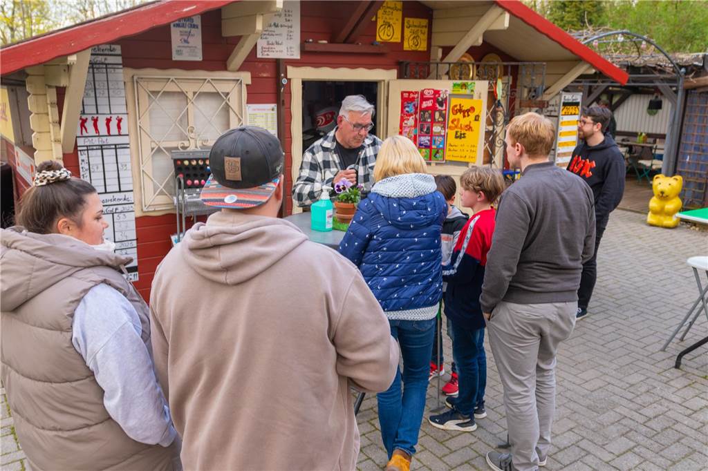 Martin Ketelhut, Betreiber der Minigolf-Anlage, gibt viele Tipps zu den passenden Bällen. 