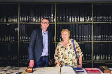Martin Köcher mit Amtsleiterin Sabine Podlaha.