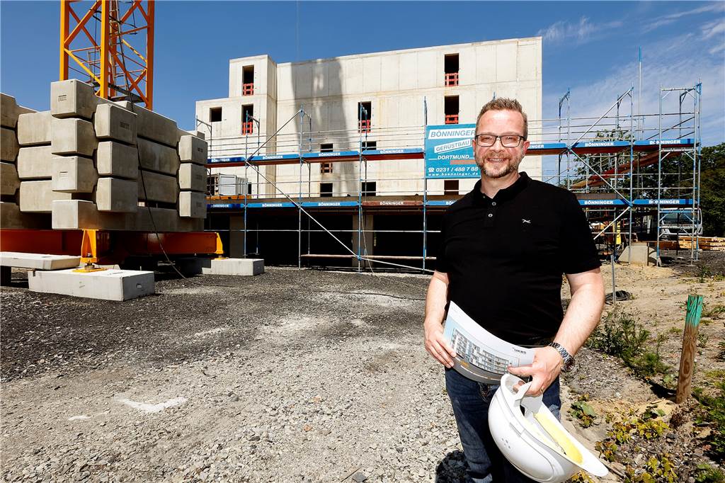 Heizen mit Eis? Neue Erfindung macht die zweite Miete überflüssig Martin Kolander ist Architekt bei der UKBS in Unna und freut sich darüber, dass eine neue Technologie künftig das klimafreundliche Wohnen möglich macht.