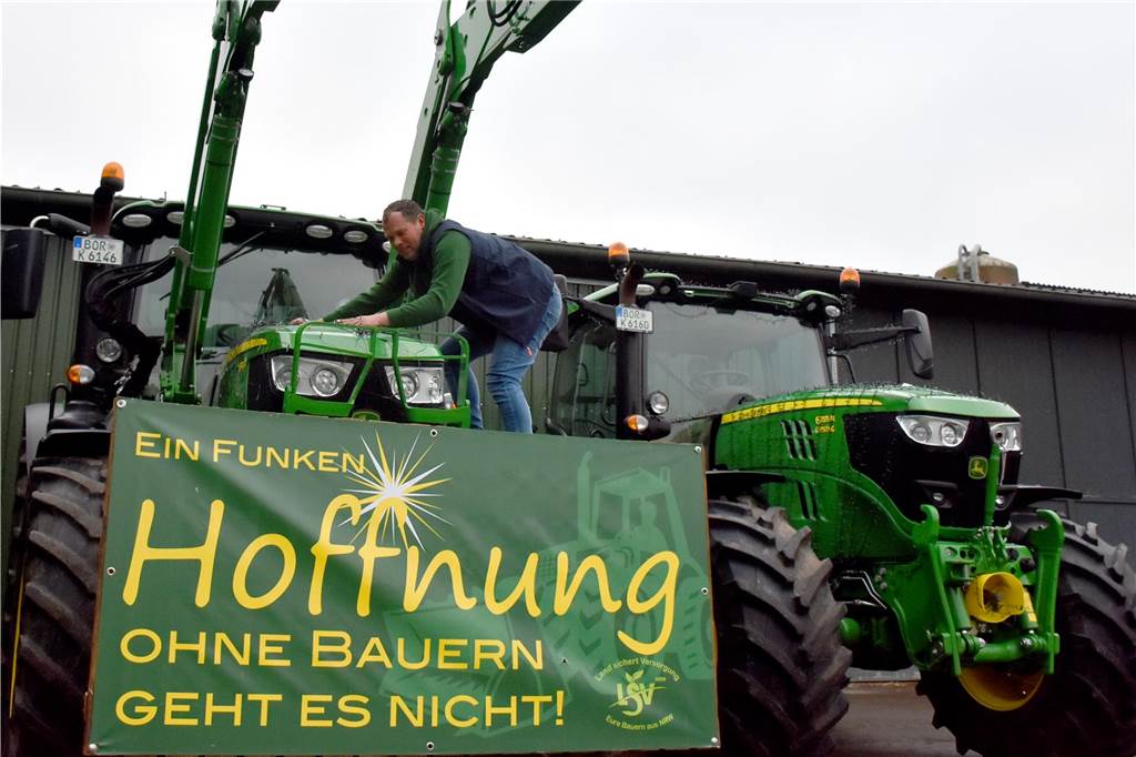 „Ein Funken Hoffnung“: Lichterfahrt der Landwirte führt wieder durch Ahaus Martin Kortbuß bei der Montage der Lichterketten für die Lichterfahrt "Ein Funken Hoffnung" 2022